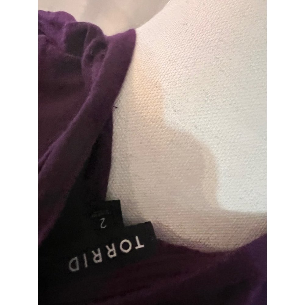 Torrid vneck  shirt size 2 - Picture 2 of 4